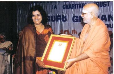 Vijayakumari receiving prestigious Sadguru Gnanananda Manava Seva Award from Swamy Nithyananda Giri.jpg