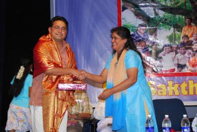 Ms.Vijayakumari honours Shri Kumar Bhashyam